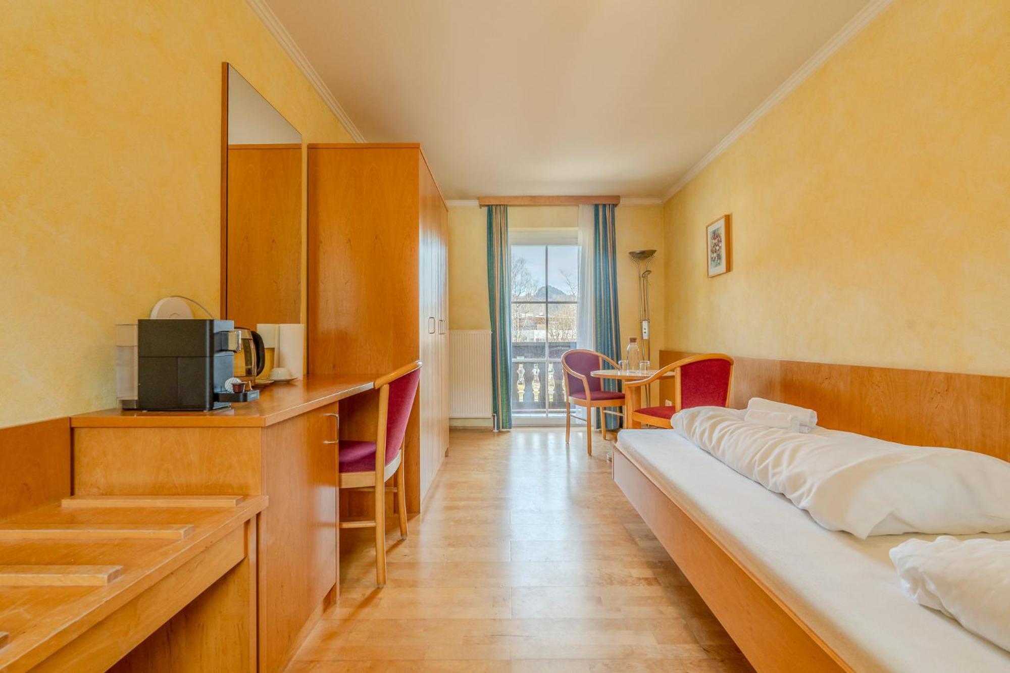 Whats-App Self-Check-In - Villa Maria Theresia Bad Goisern am Hallstättersee Zimmer foto