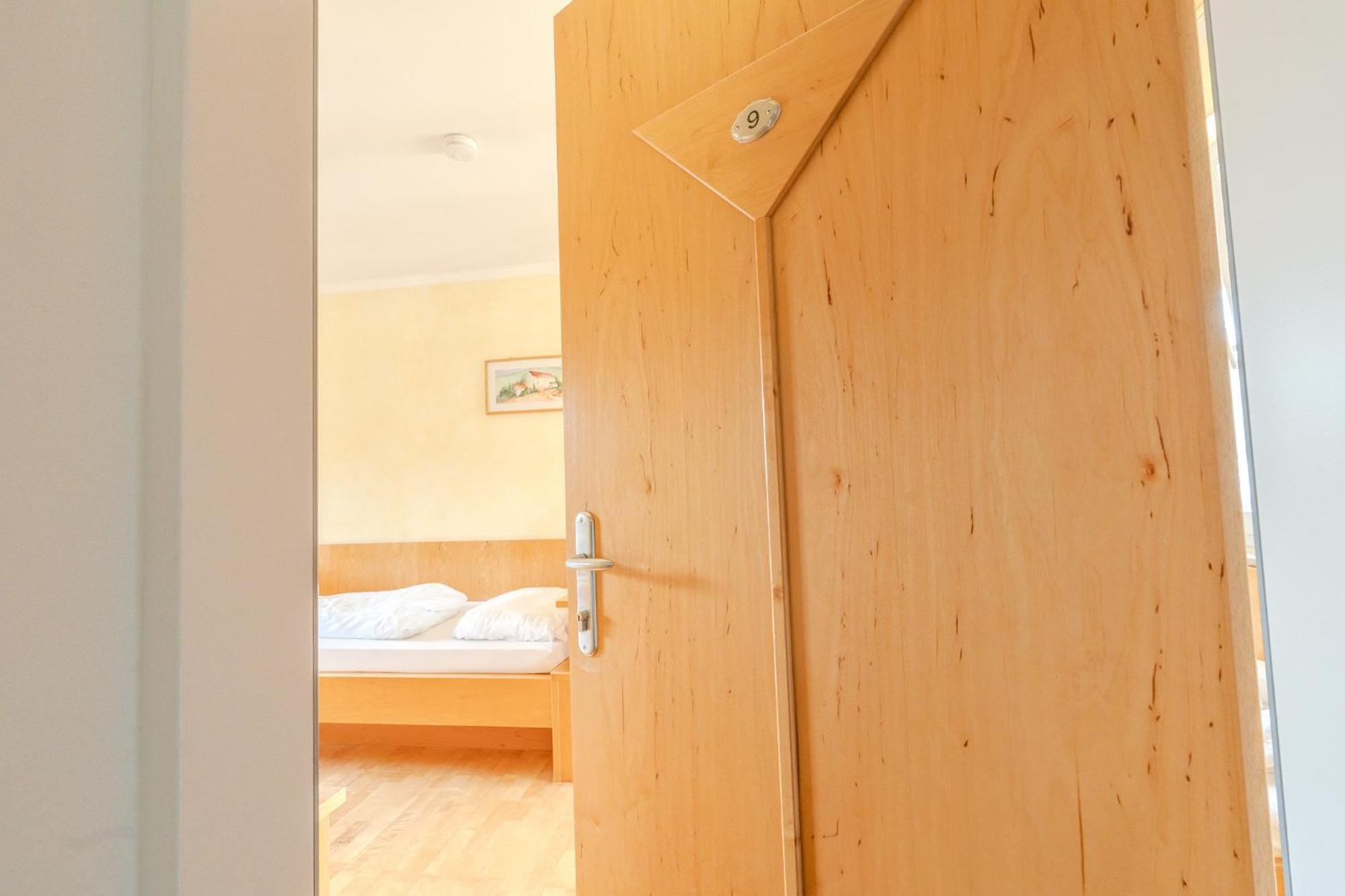 Whats-App Self-Check-In - Villa Maria Theresia Bad Goisern am Hallstättersee Zimmer foto
