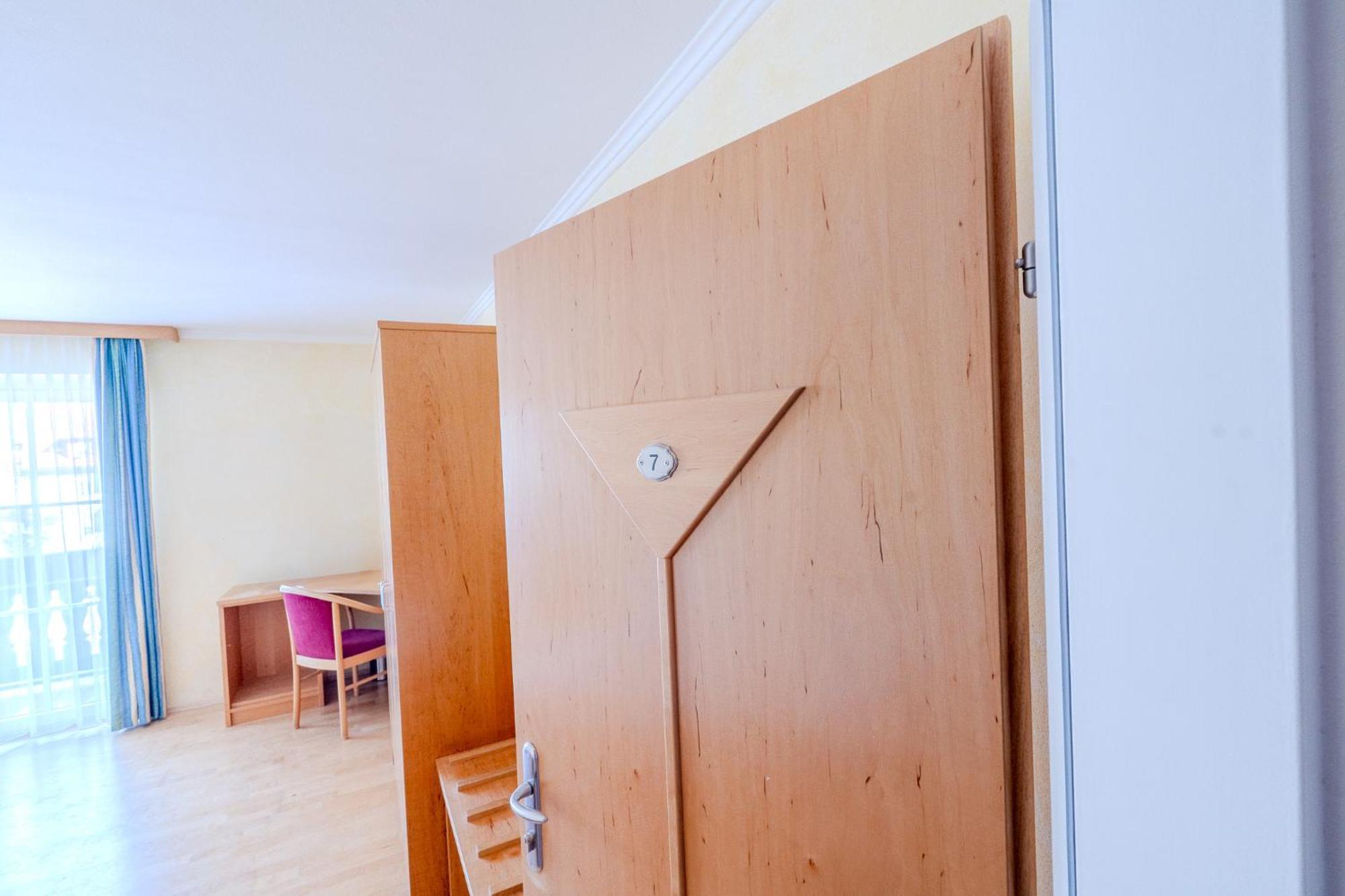 Whats-App Self-Check-In - Villa Maria Theresia Bad Goisern am Hallstättersee Zimmer foto