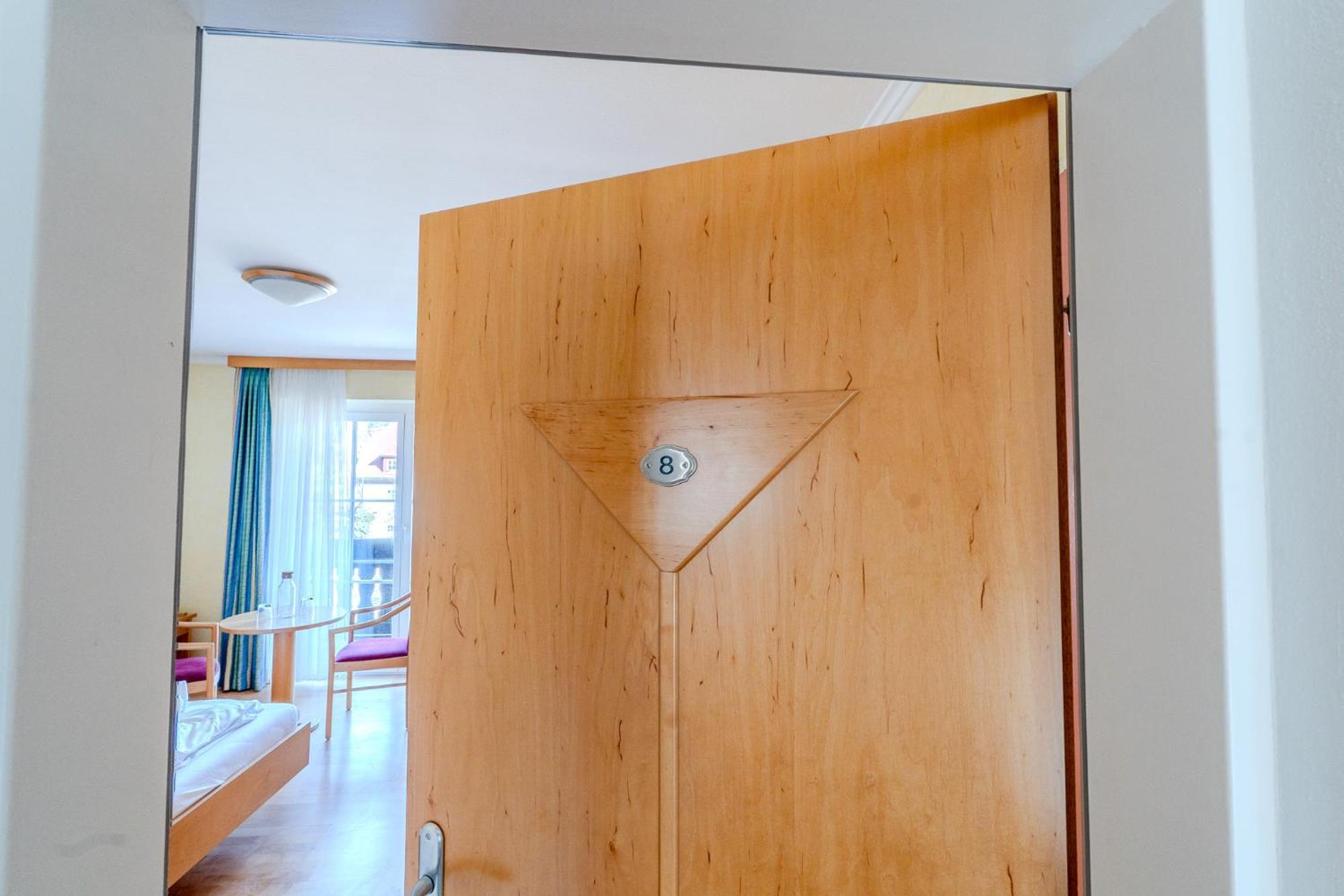 Whats-App Self-Check-In - Villa Maria Theresia Bad Goisern am Hallstättersee Zimmer foto