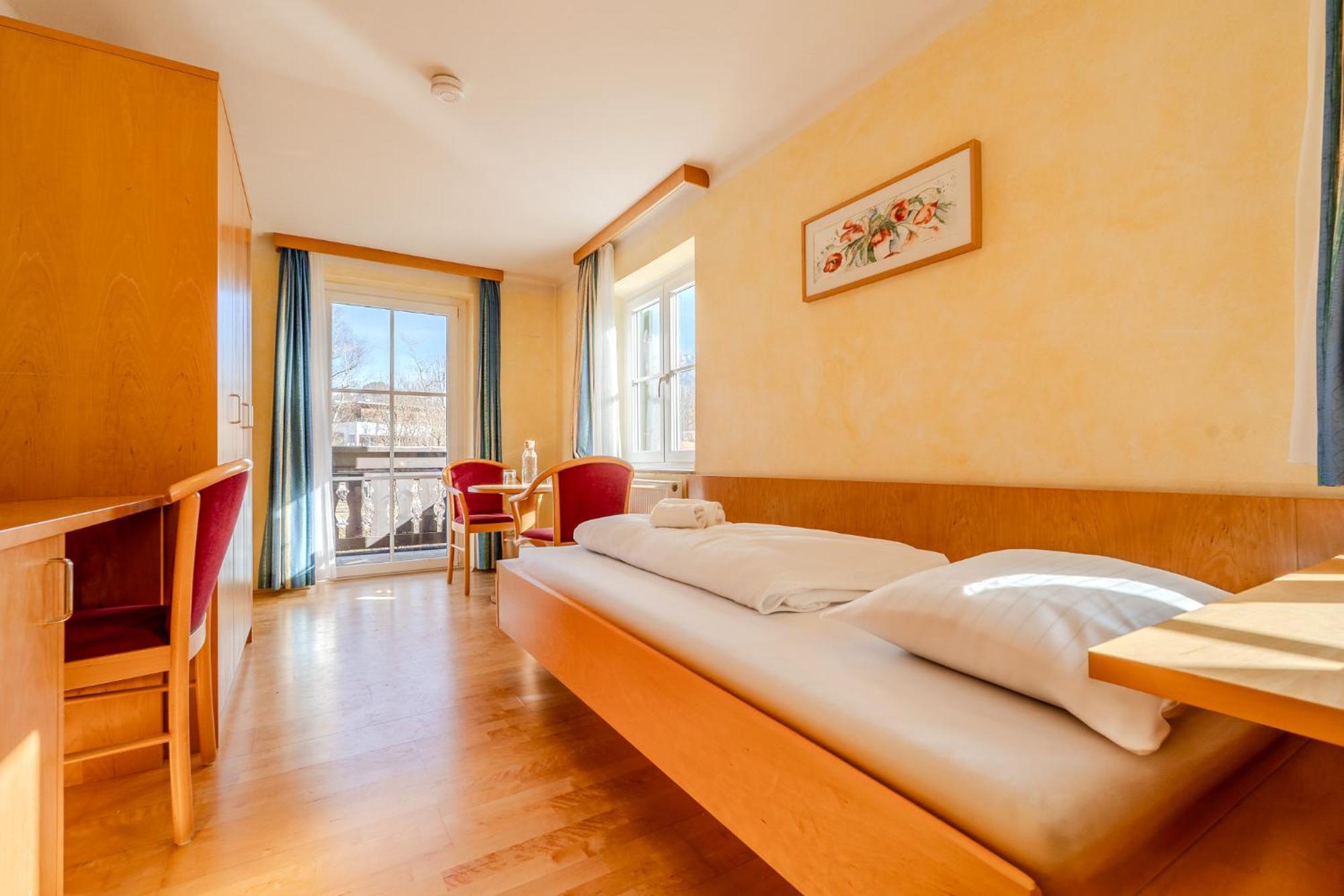 Whats-App Self-Check-In - Villa Maria Theresia Bad Goisern am Hallstättersee Zimmer foto